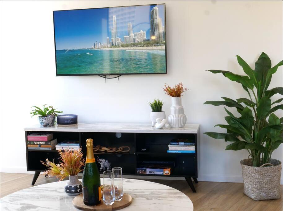 Modern 1 Brm Apartment With Pool Close To Beach ゴールドコースト エクステリア 写真