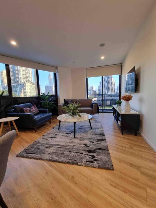 Modern 1 Brm Apartment With Pool Close To Beach ゴールドコースト エクステリア 写真