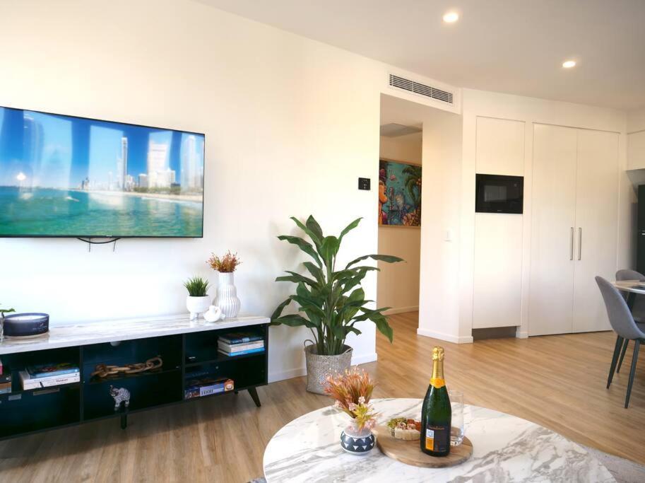 Modern 1 Brm Apartment With Pool Close To Beach ゴールドコースト エクステリア 写真