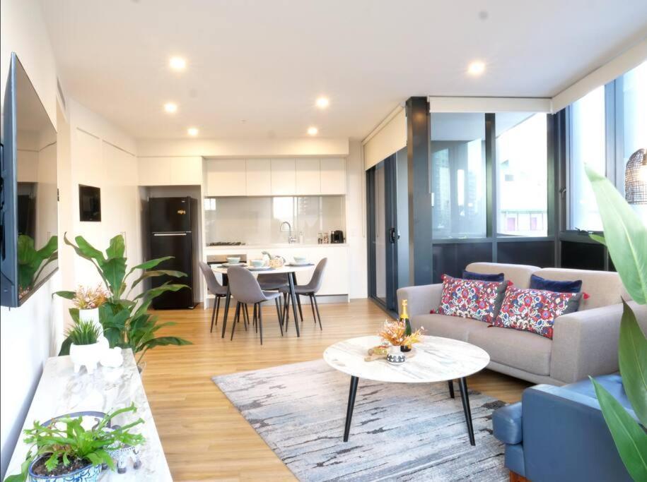 Modern 1 Brm Apartment With Pool Close To Beach ゴールドコースト エクステリア 写真