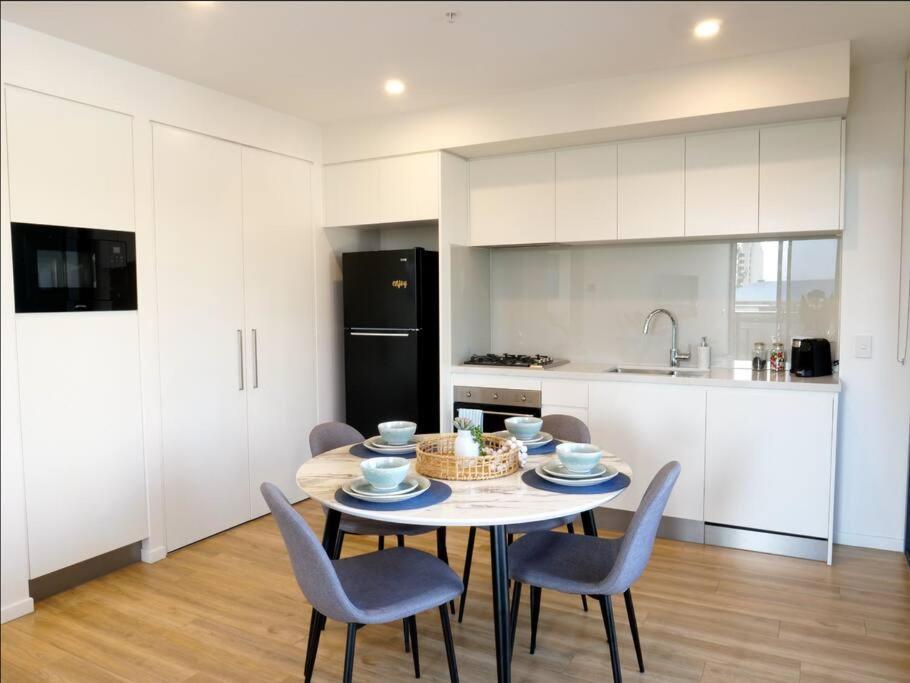 Modern 1 Brm Apartment With Pool Close To Beach ゴールドコースト エクステリア 写真